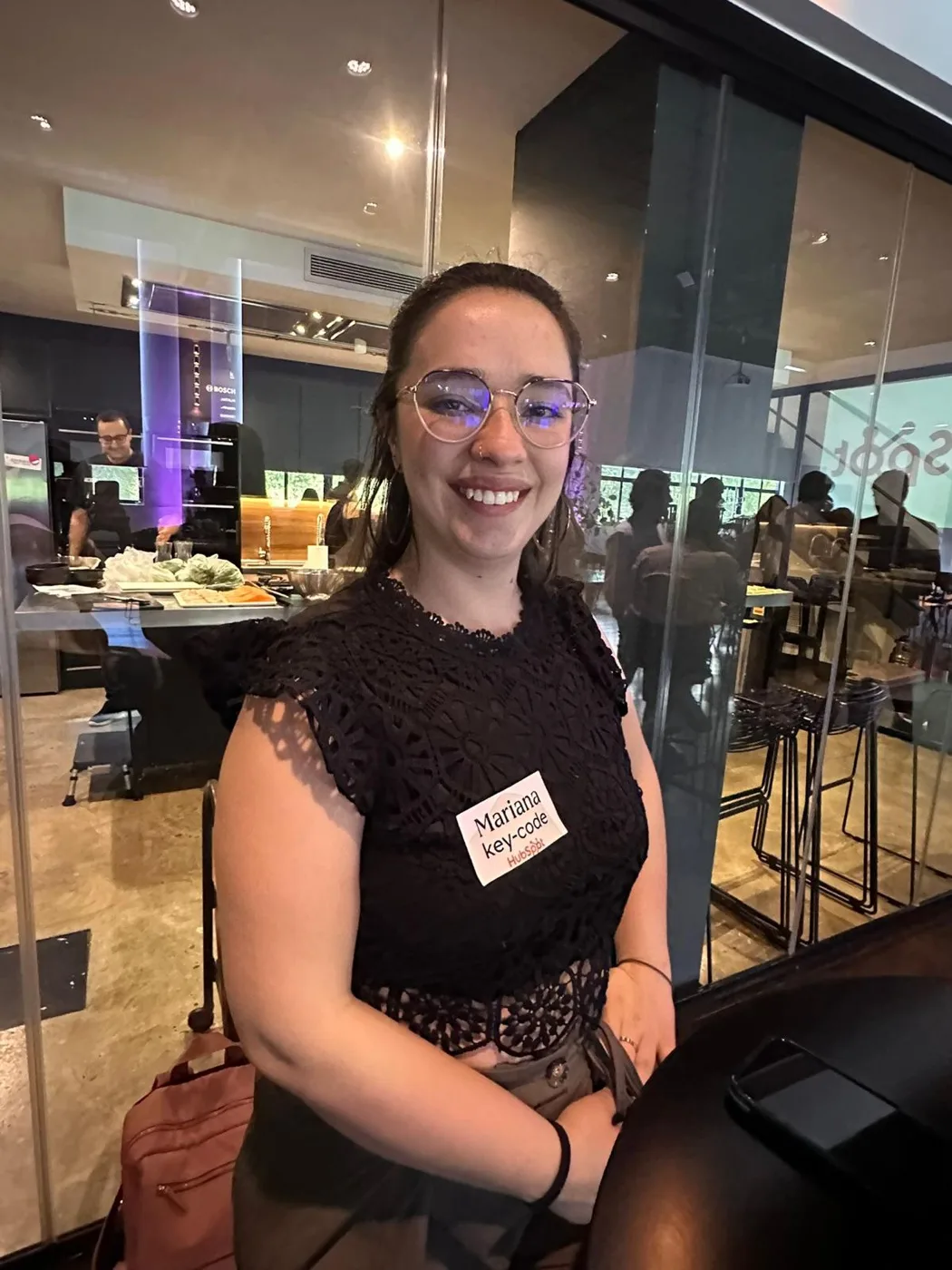 Mariana en un evento de HubSpot con la acreditación de Key Code